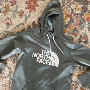 Men’s New north face pullover sweater.